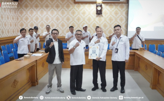 Foto bersama Pimpinan Bawaslu Kabupaten Badung dengan Perangkat Desa Pangsan pada Sosialisasi Netralitas Perangkat Desa (8/7/2026)