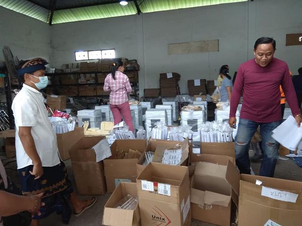 BAWASLU AWASI PACKING LOGISTIK PERLENGKAPAN PEMUNGUTAN SUARA DAN DISTRIBUSI LOGISTIK APD UNTUK PILKADA BADUNG TAHUN 2020