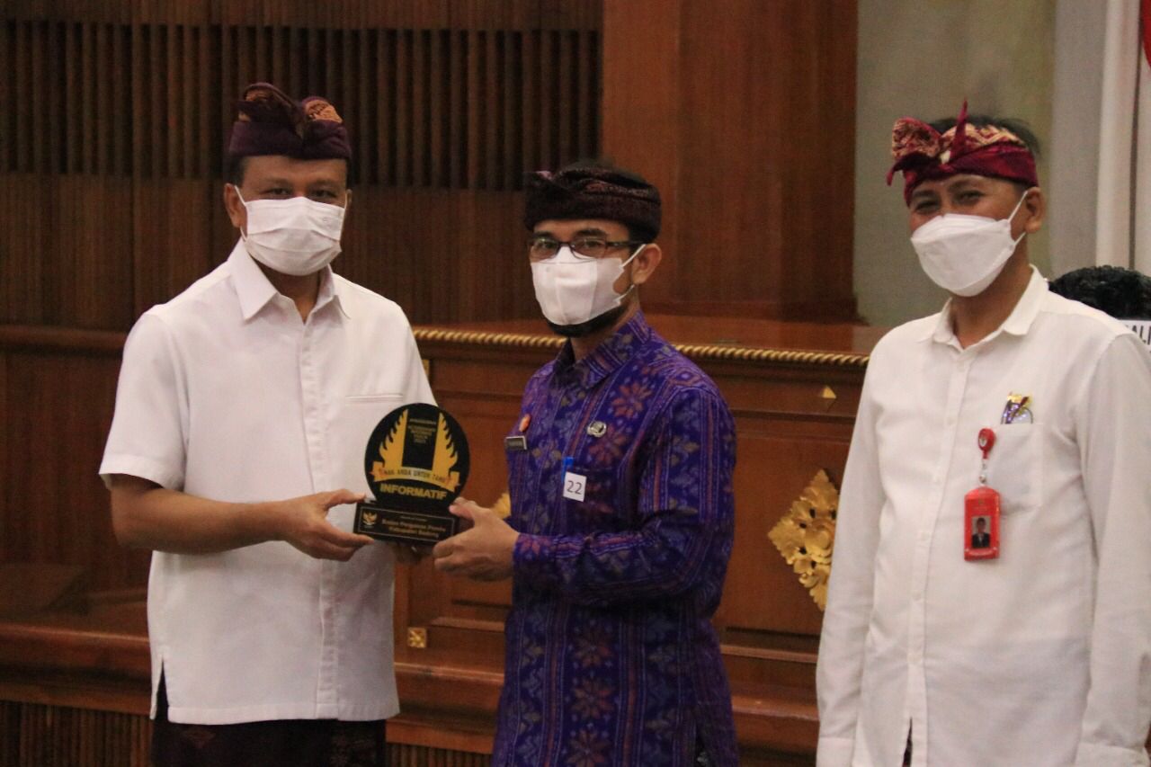 BAWASLU BADUNG RAIH PENGHARGAAN BADAN PUBLIK INFORMATIF