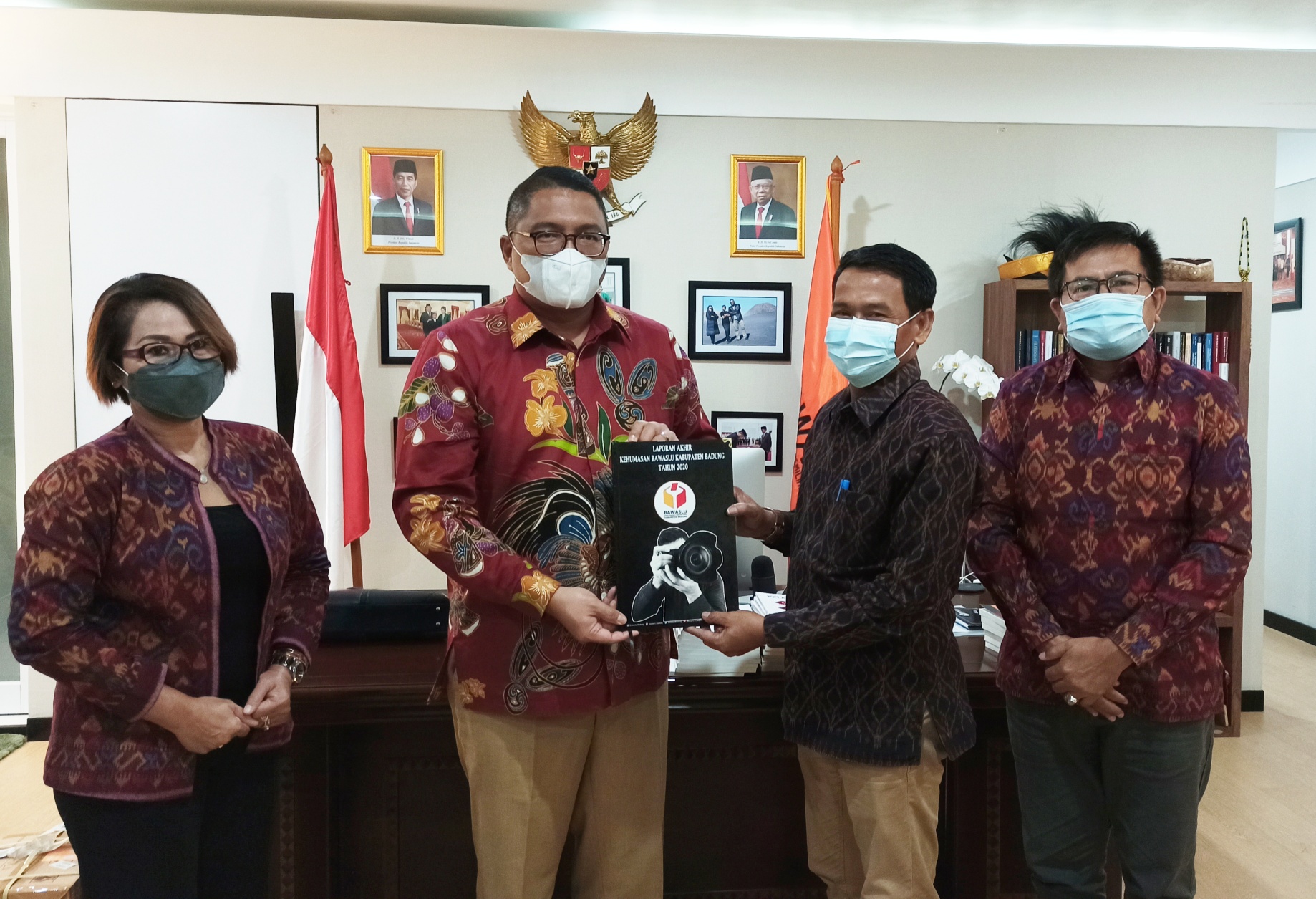 PENYERAHAN LAPORAN AKHIR KEHUMASAN BAWASLU PROVINSI BALI SERTA BAWASLU KABUPATEN/KOTA YANG BERPILKADA KE BAWASLU REPUBLIK INDONESIA