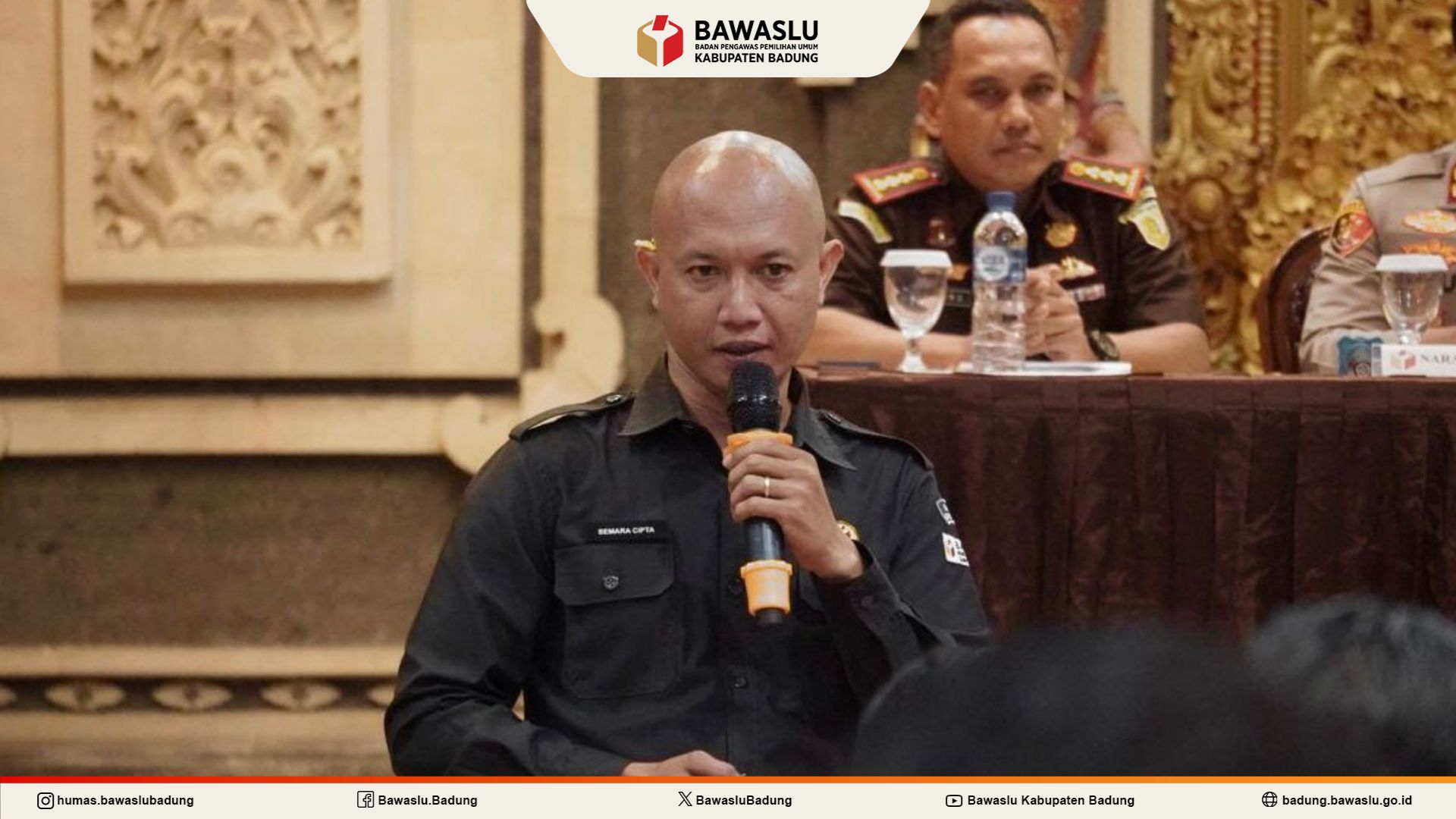 I Wayan Semara Cipta saat memoderatori acara Ikrar Netralitas Kepala Desa se-Badung