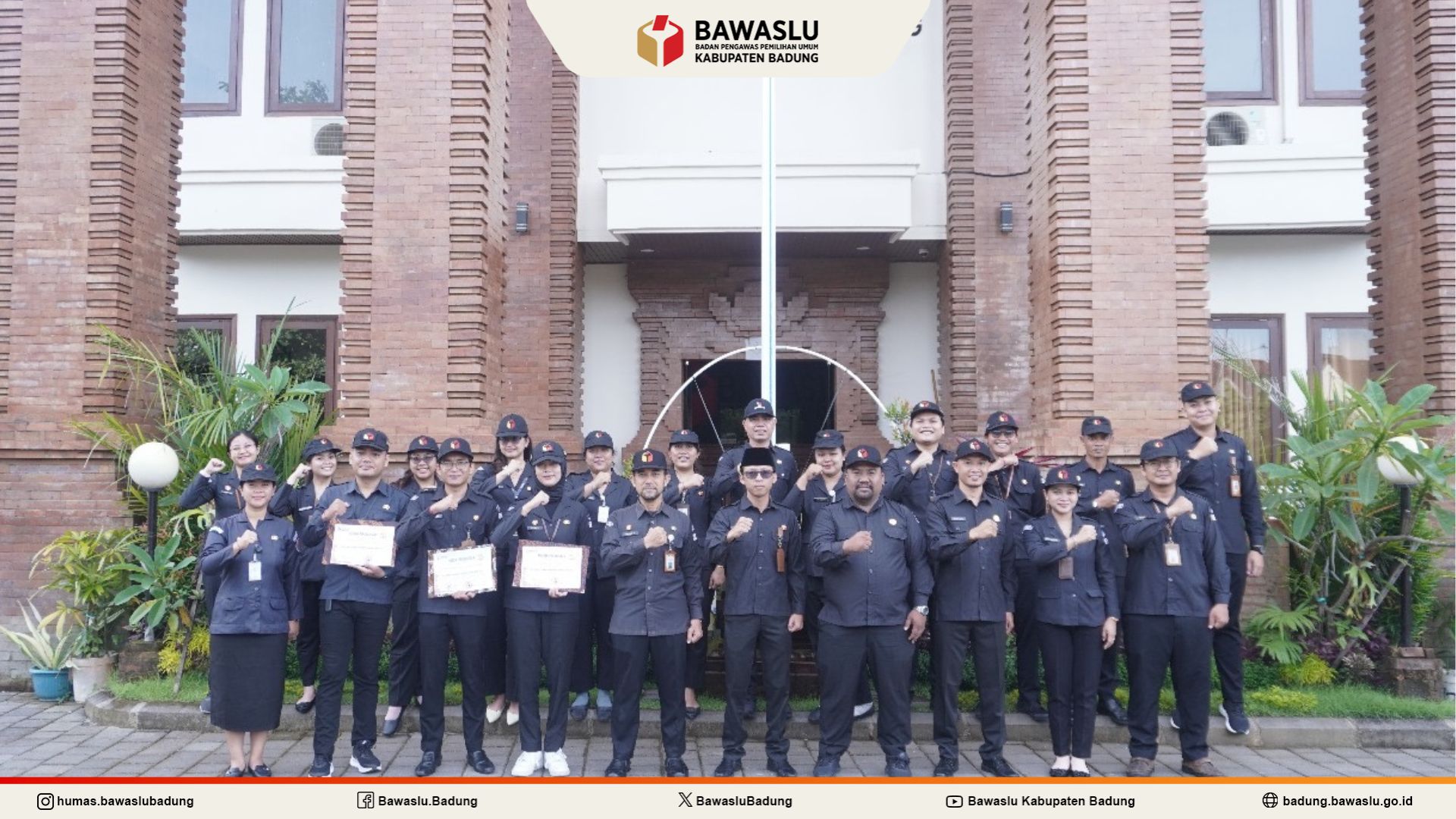 Foto Bersama Apel Senin Bersama 3 Staf Terbaik Bawaslu Badung