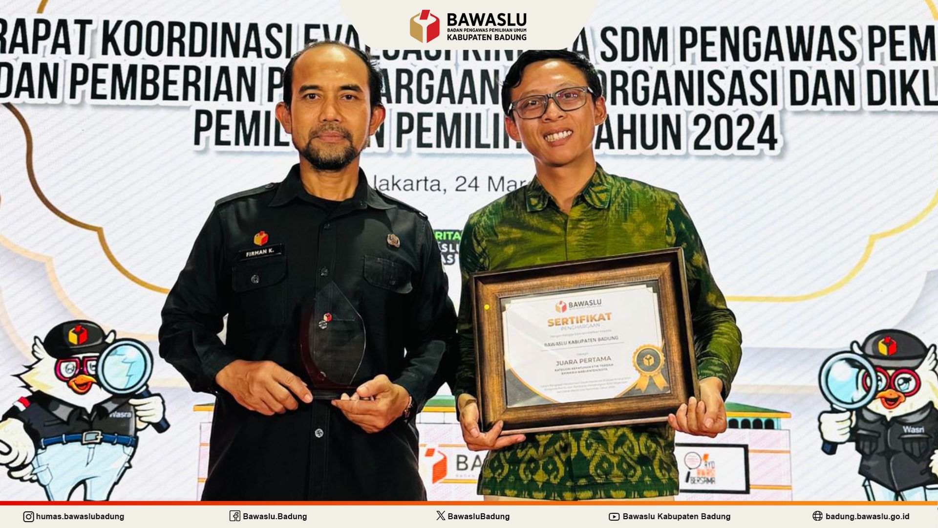 Ketua Bawaslu Badung dan Kepala Sekretariat Bawaslu Badung menerima Penghargaan