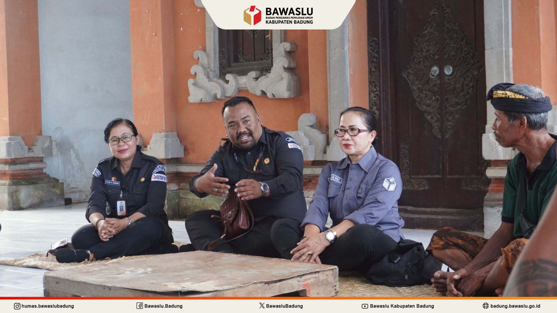 Anggota Bawaslu Kabupaten Badung, Rachmat Tamara sedang berbicara di hadapan para nelayan yang tergabung di kelompok Baruna II