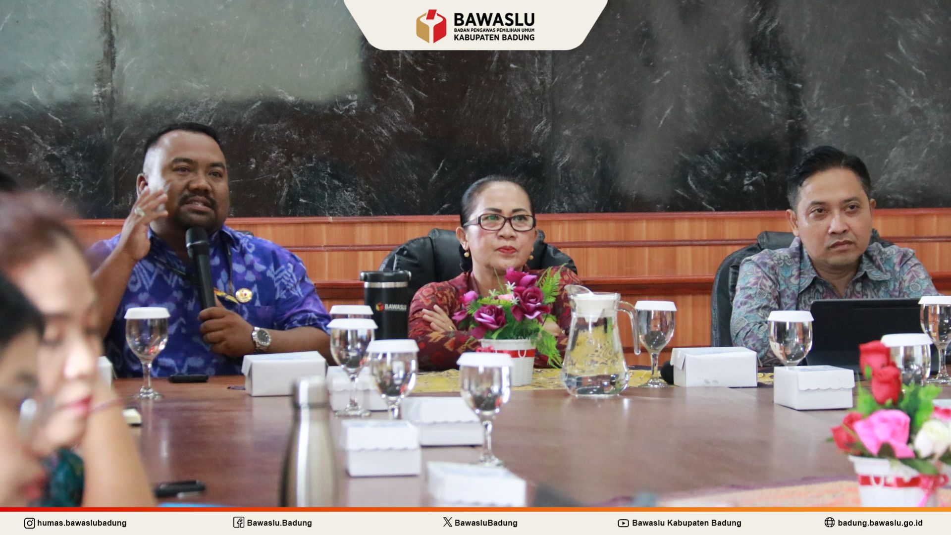 Anggota Bawaslu Kabupaten Badung, Rachmat Tamara sedang mempresentasikan kilas balik pengelolaan kehumasan Bawaslu Badung