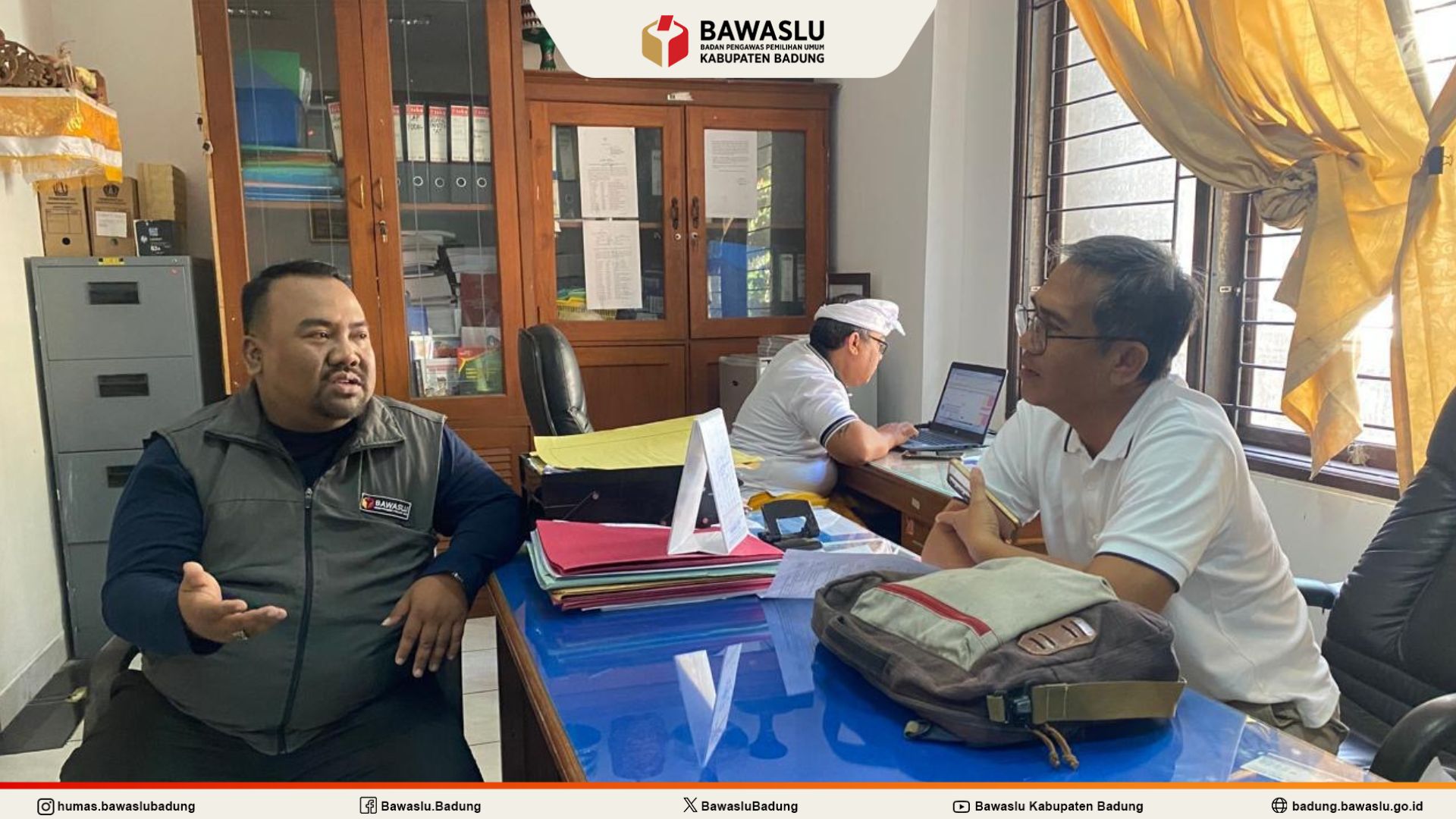 Rachmat Tamara sedang berdiskusi dengan pegawai kelurahan