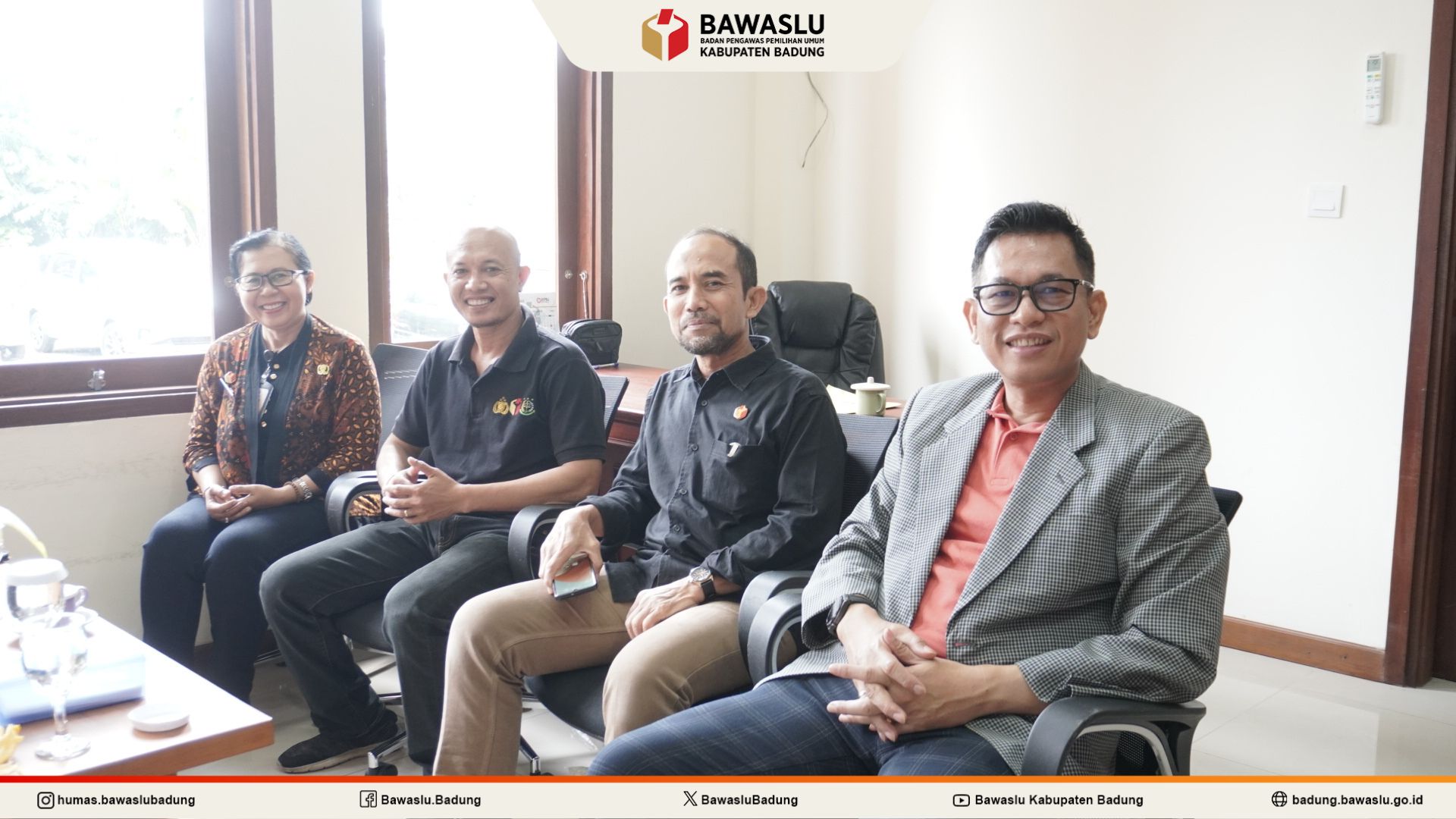 Drs. Eliazar Barus, M.Si. (kanan) berkunjung ke Bawaslu Badung