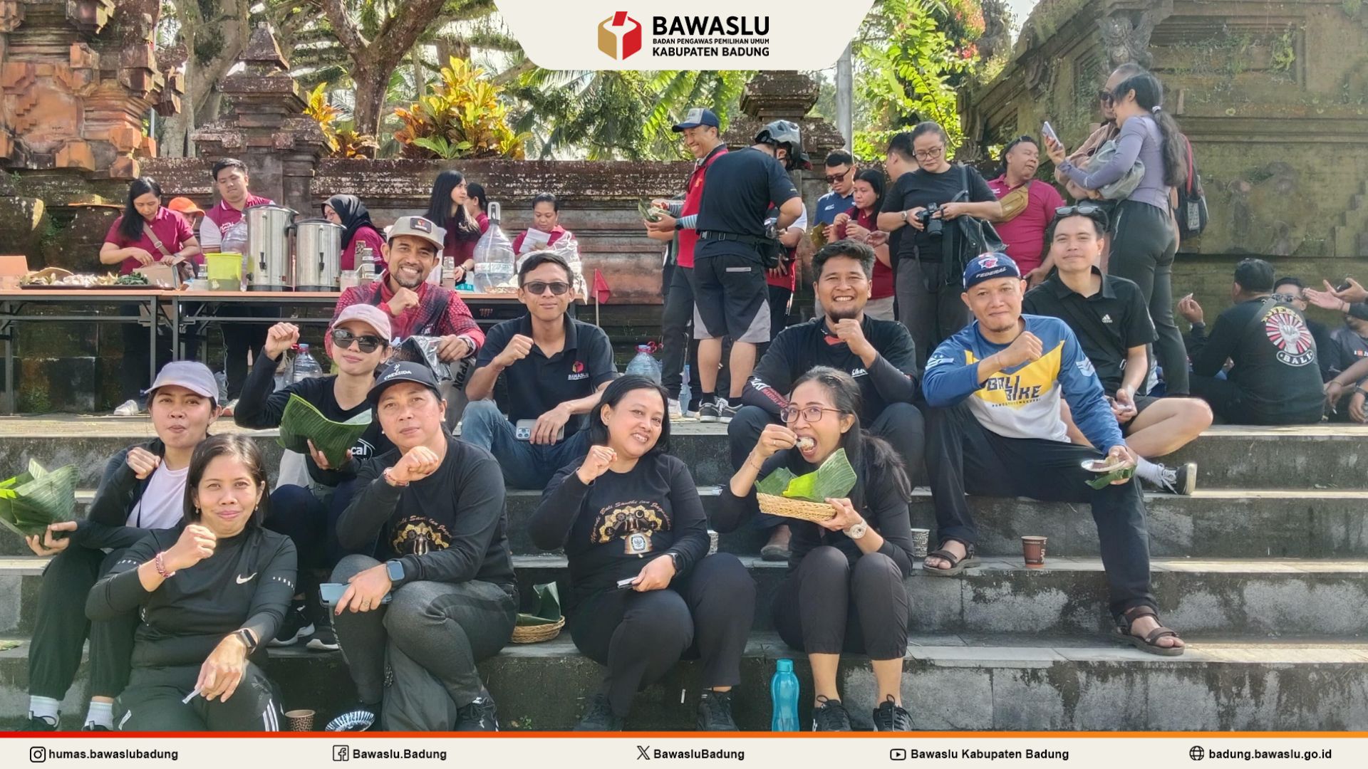 foto bersama di Monumen Pahlawan Kegiatan Gowes Kemerdekaan