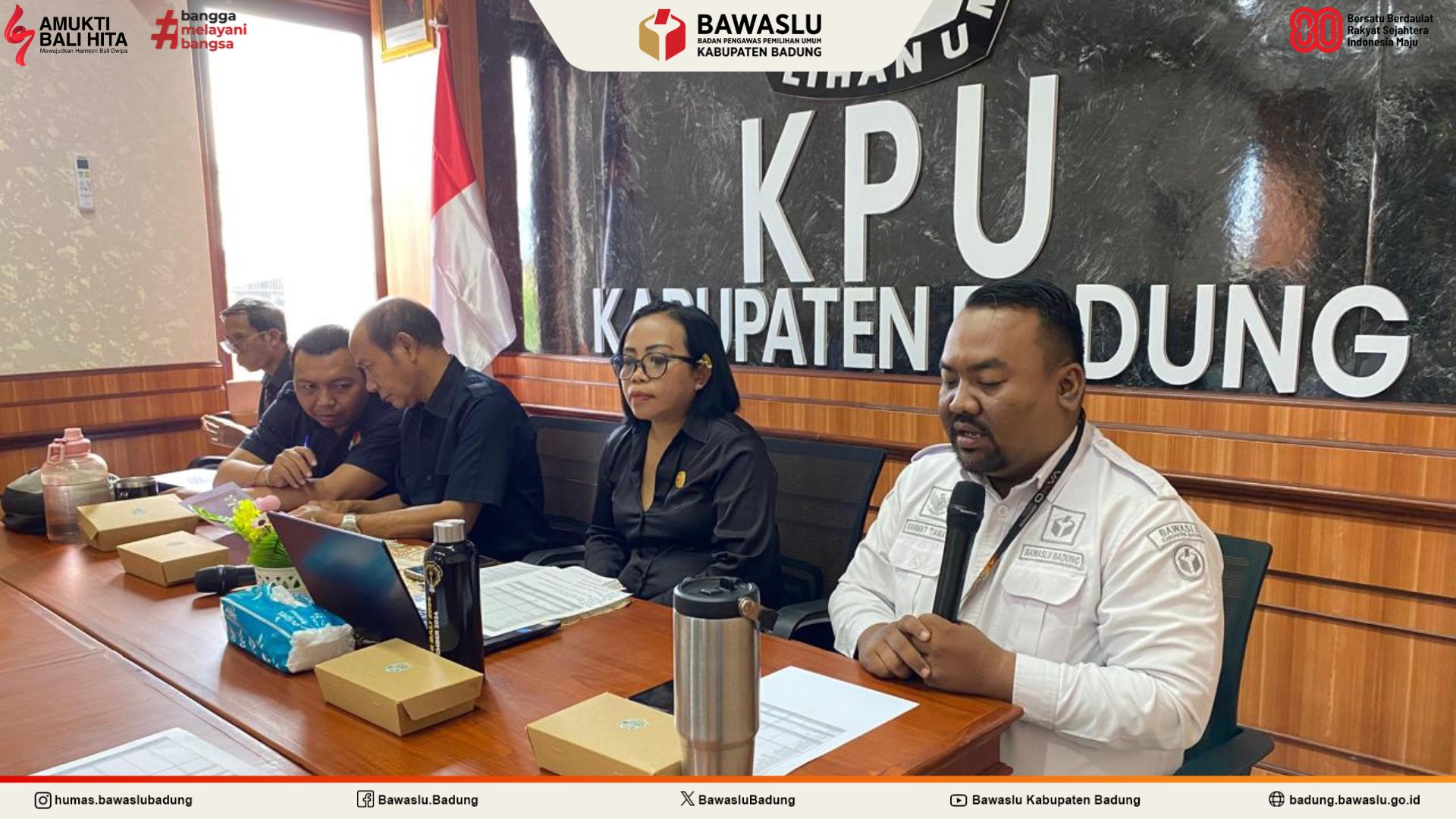 Anggota Bawaslu Badung memberikan tanggapan