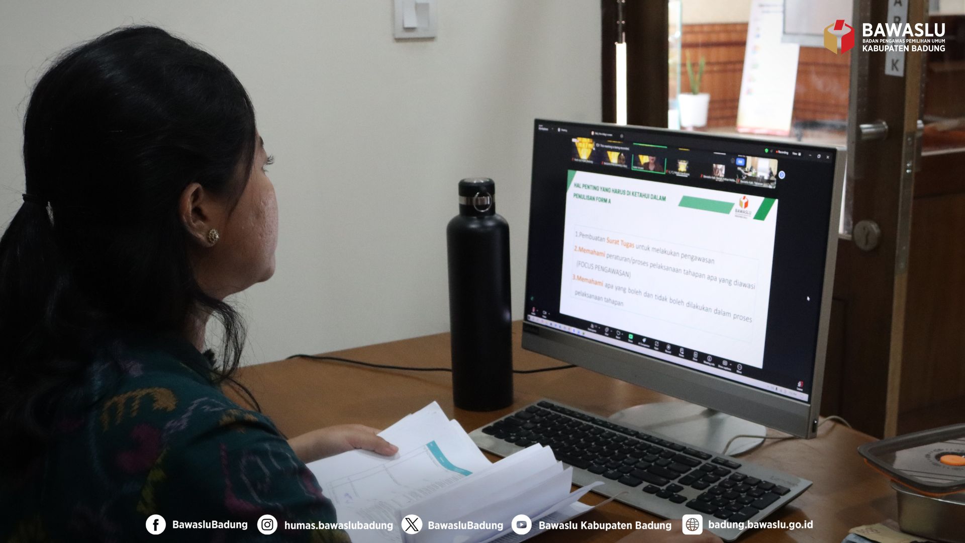 sedang mengikuti pelatihan daring oleh Bawaslu Bali