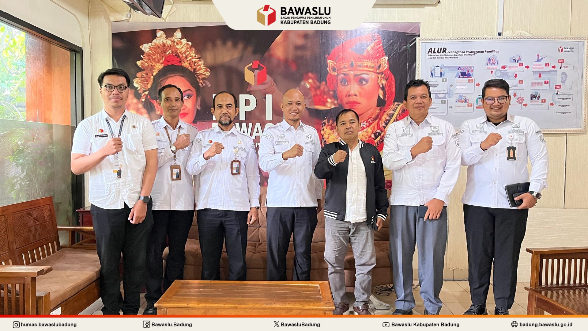 Foto bersama konsultasi JDIH ke Bawaslu Bali