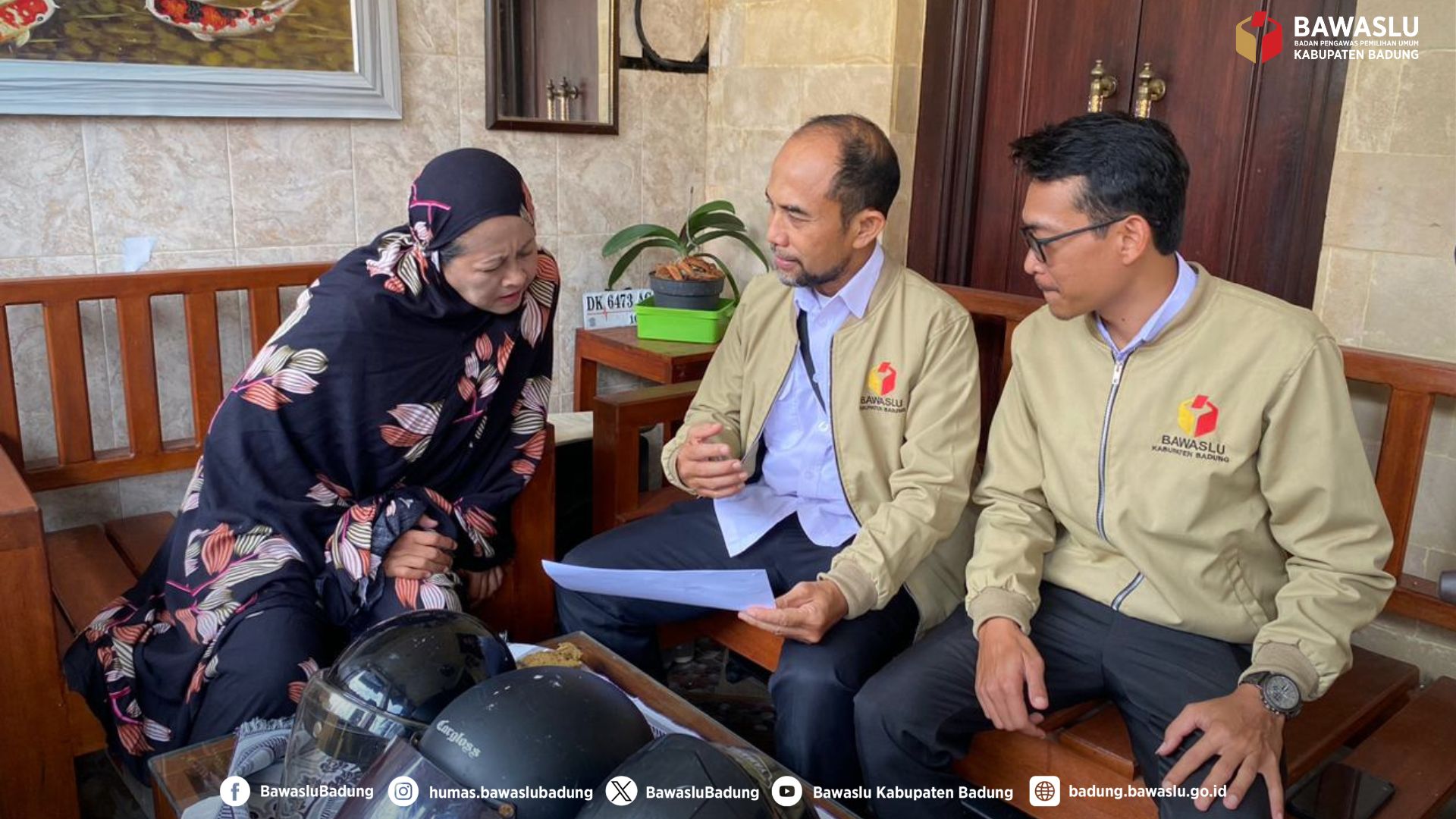Kepala Sekretariat Bawaslu Badung, Drs. Firman Kurniawan sedang melakukan Uji Petik di salah satu rumah warga