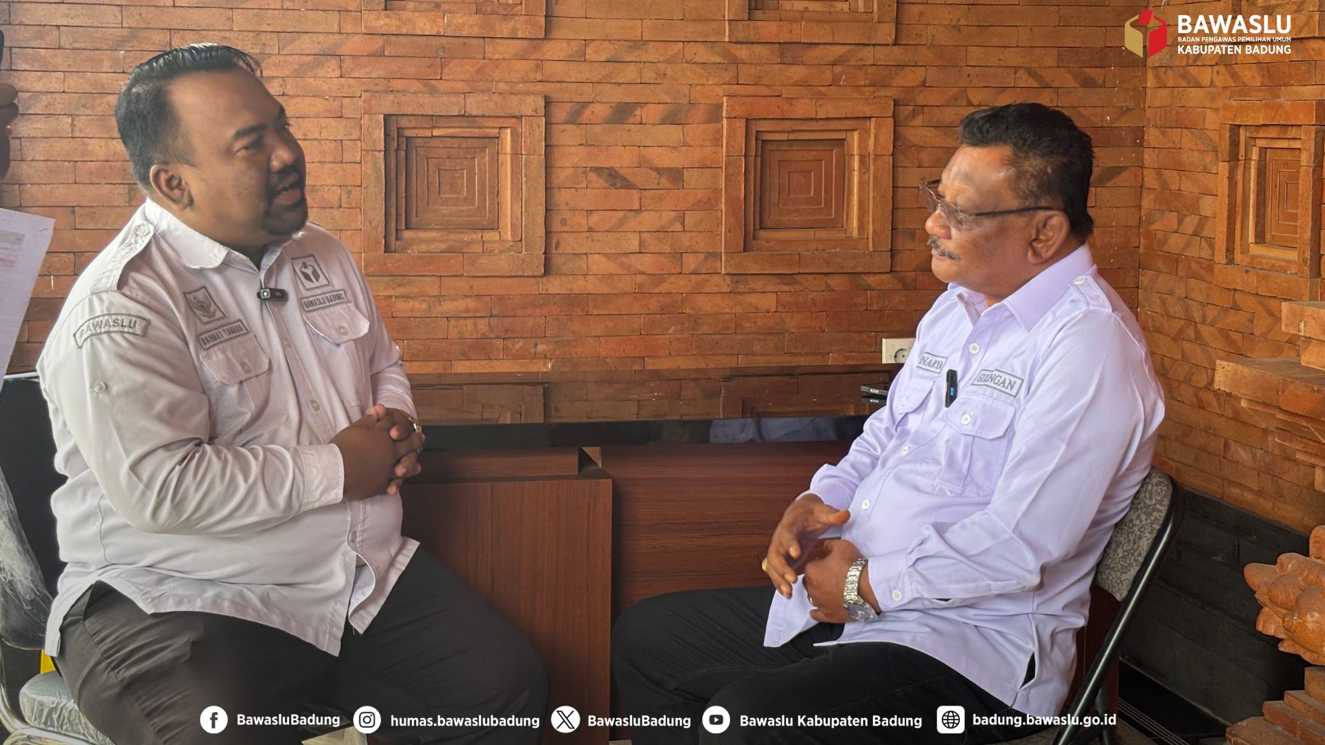 Anggota Bawaslu Badung, Rachmat Tamara berdialog bersama Perbekel Desa Gulingan