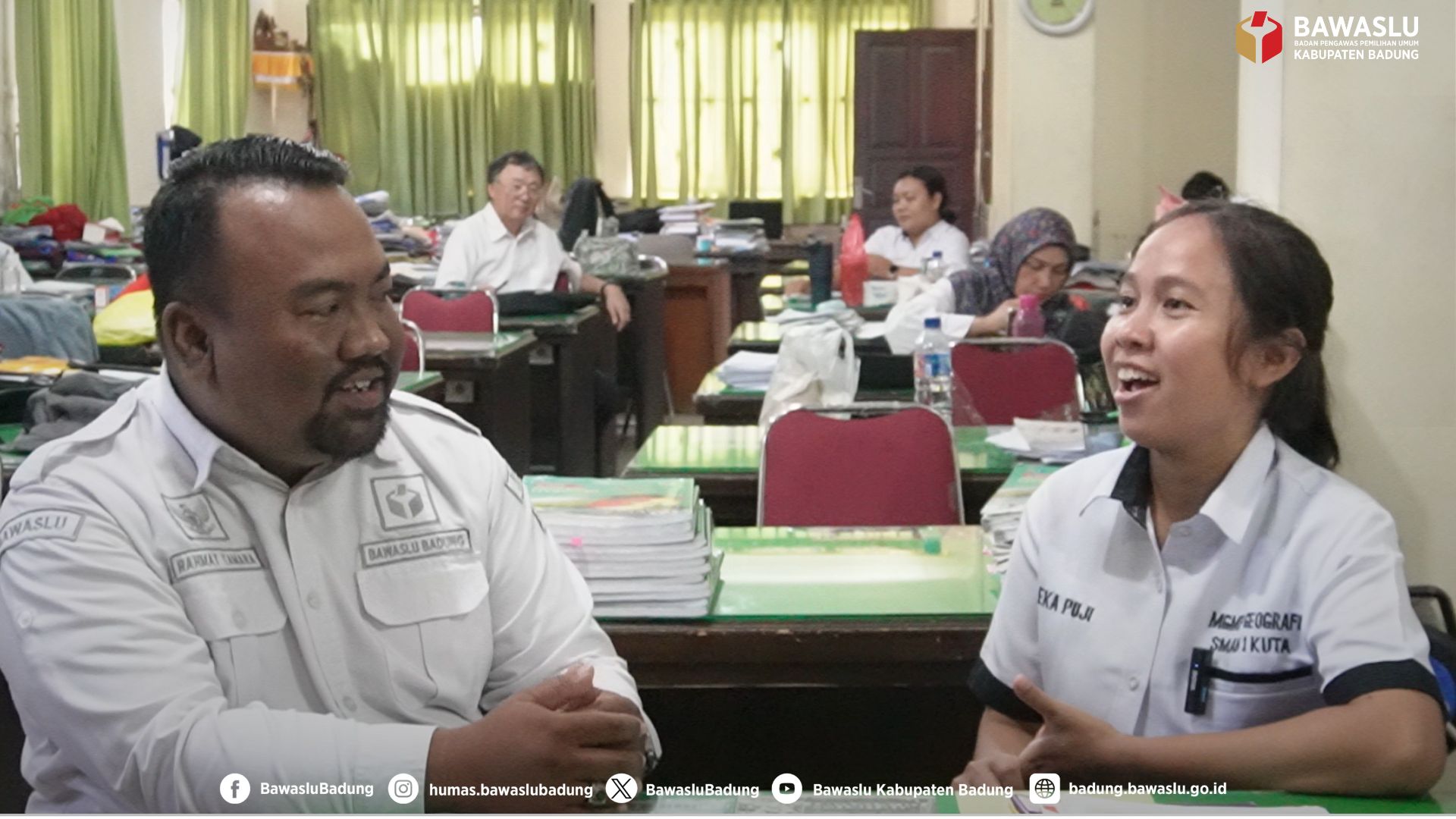 Anggota Bawaslu Kabupaten Badung Berdialog Bersama Salah Satu Guru di SMAN 1 Kuta