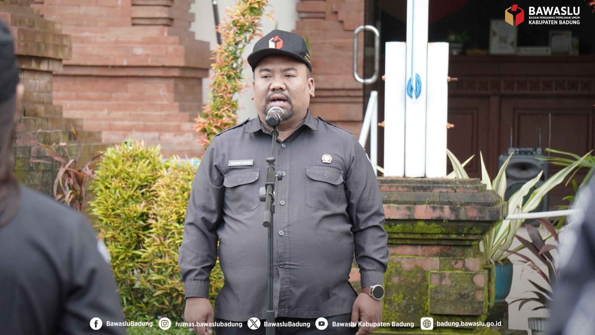 Anggota Bawaslu Badung, Rachmat Tamara memimpin Apel Senin