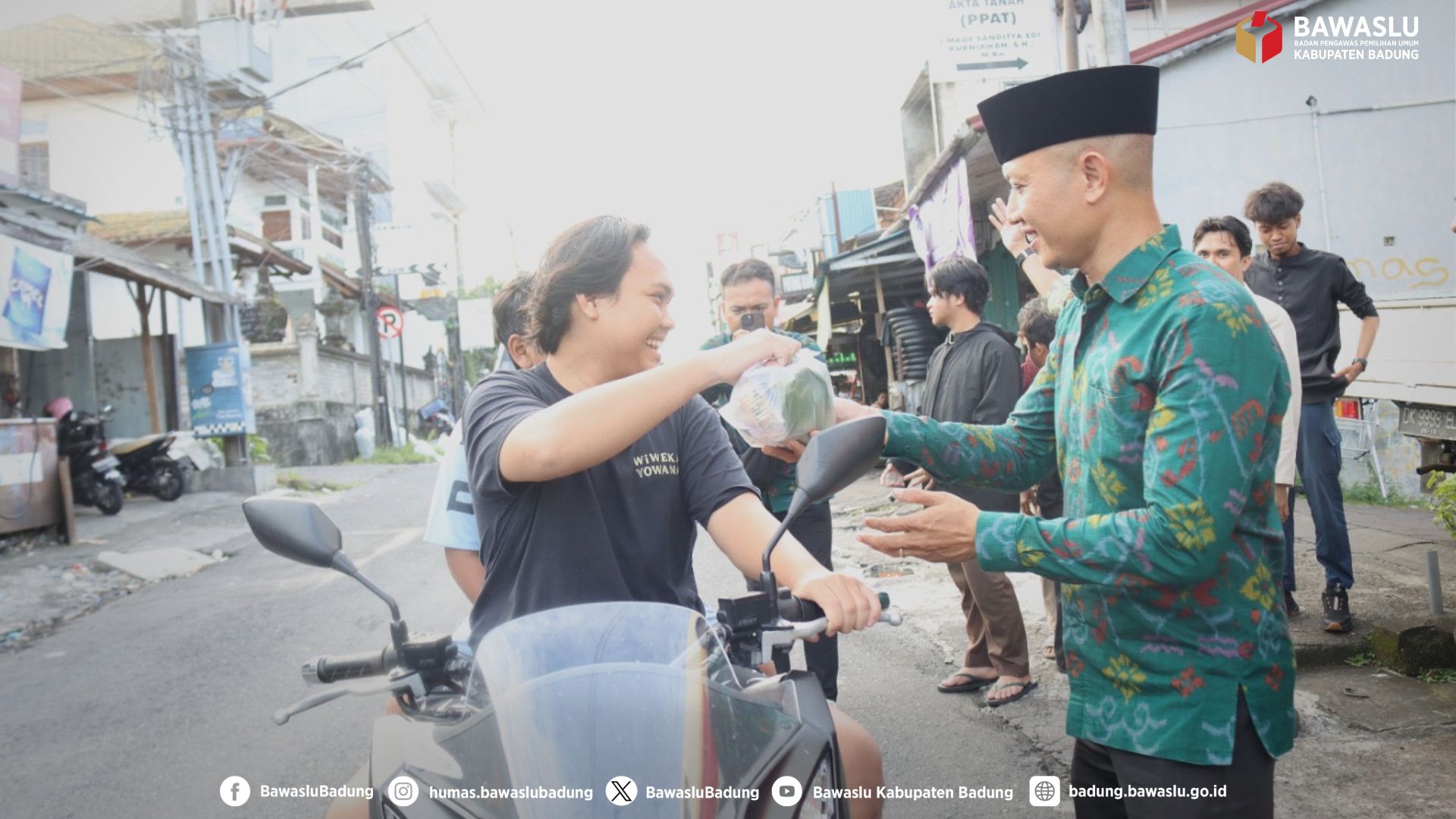 Pembagian takjil gratis di daerah Dalung oleh Bawaslu Badung