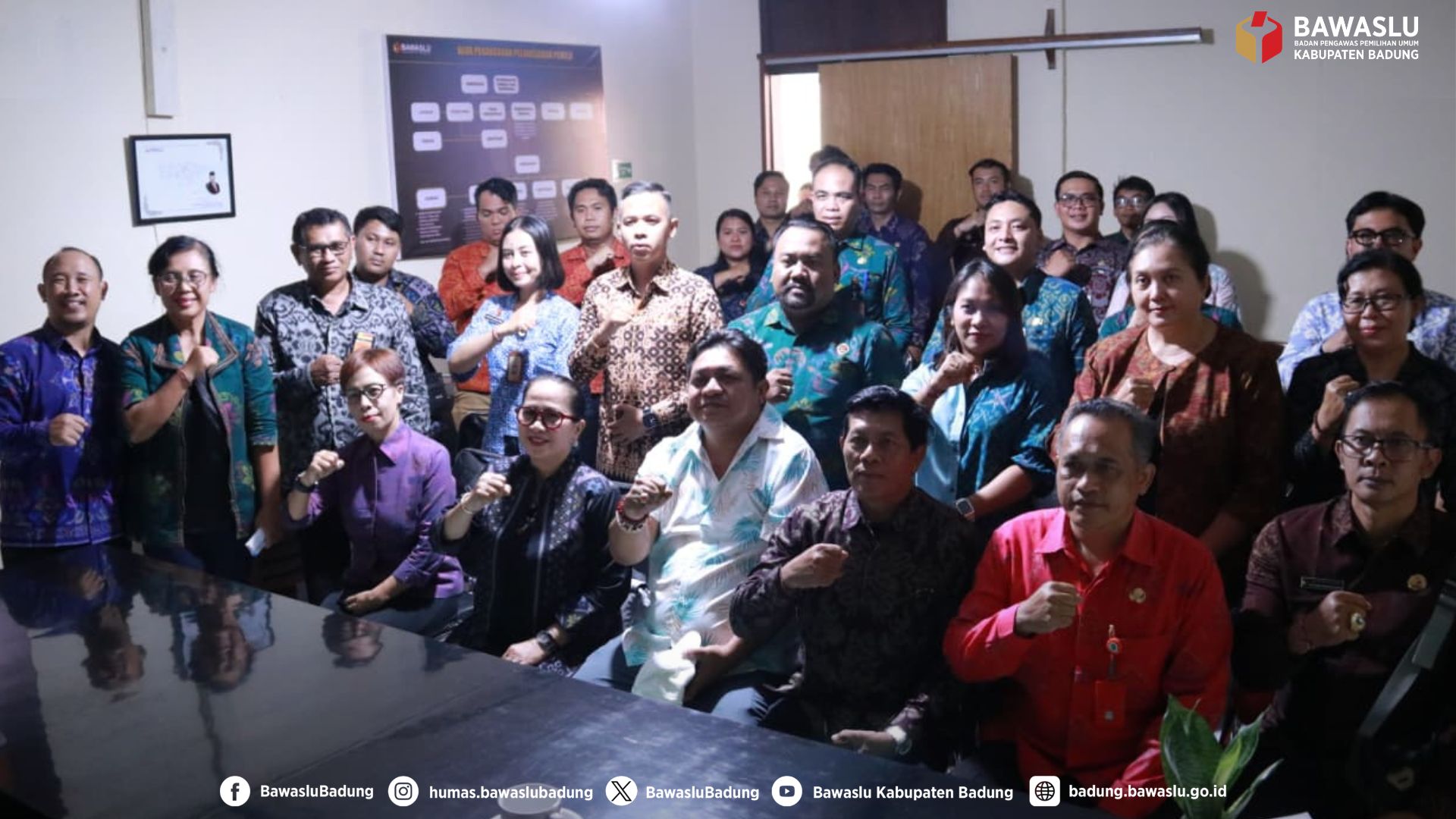 foto bersama pimpinan Bawaslu Kabupaten dan Kota se- Bali