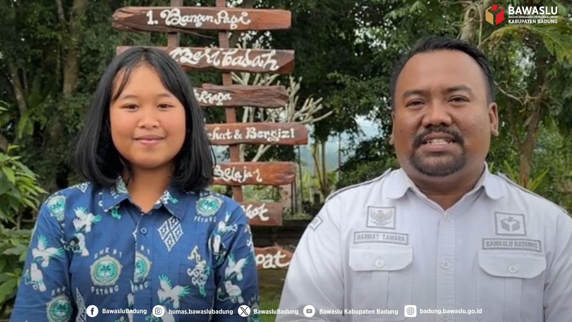 Foto siswi SMKN 1 Petang berdialog dengan Anggota Bawaslu Badung