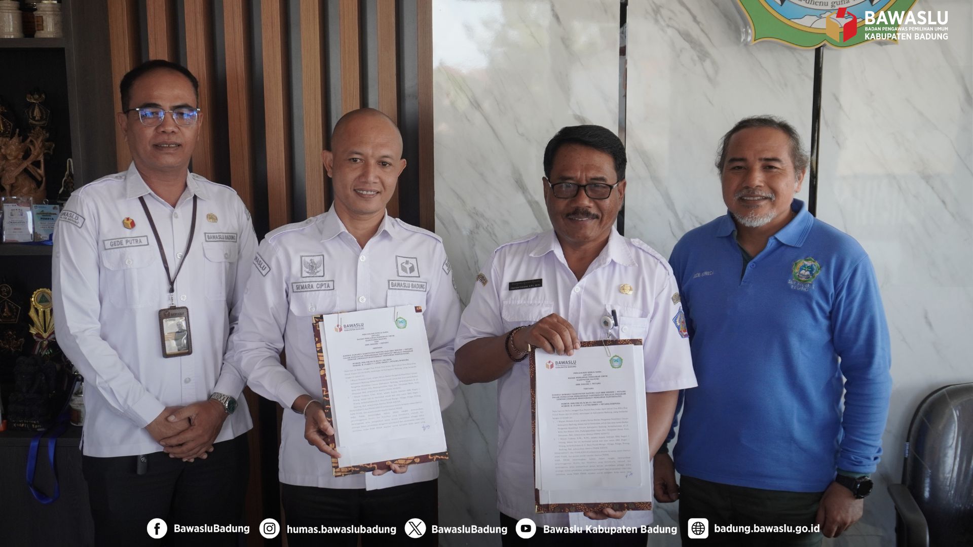 Foto bersama Ketua Bawaslu Badung dengan Kepala SMKN 1 Petang didampingi Kasubbag dan Wakasek SMKN 1 Petang