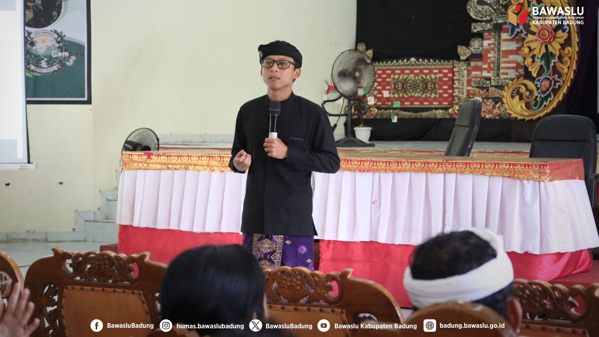 Anggota Bawaslu Kabupaten Badung, I Putu Hery Indrawan memaparkan materi di SLB Negeri 1 Badung