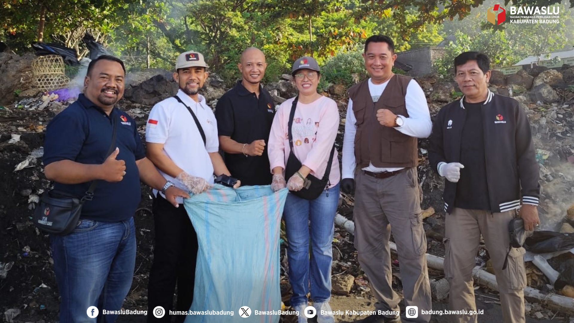 Bawaslu Badung dan Bawaslu Bali melaksanakan aksi bersih-bersih pantai Goa Lawah Klungkung