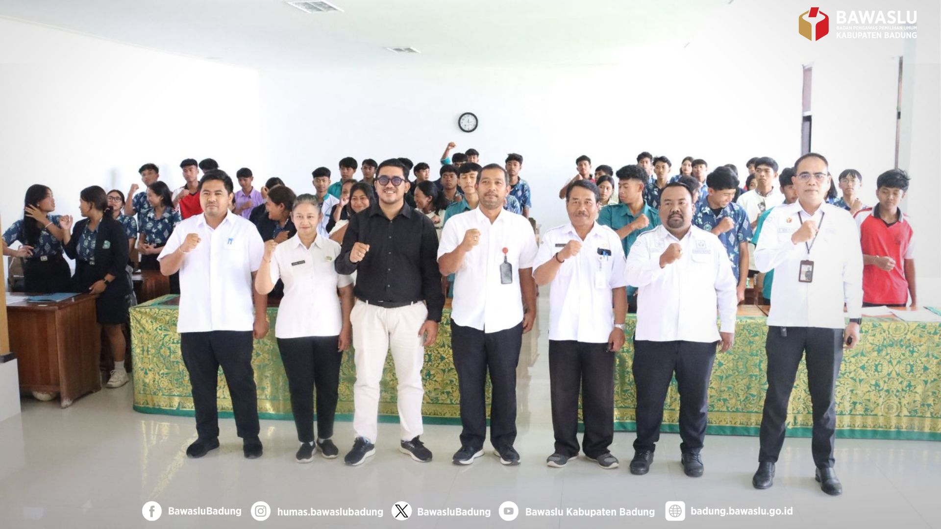 Foto Bersama usai kegiatan Sosialisasi Pengawasan Partisipatif (GEMPAR)