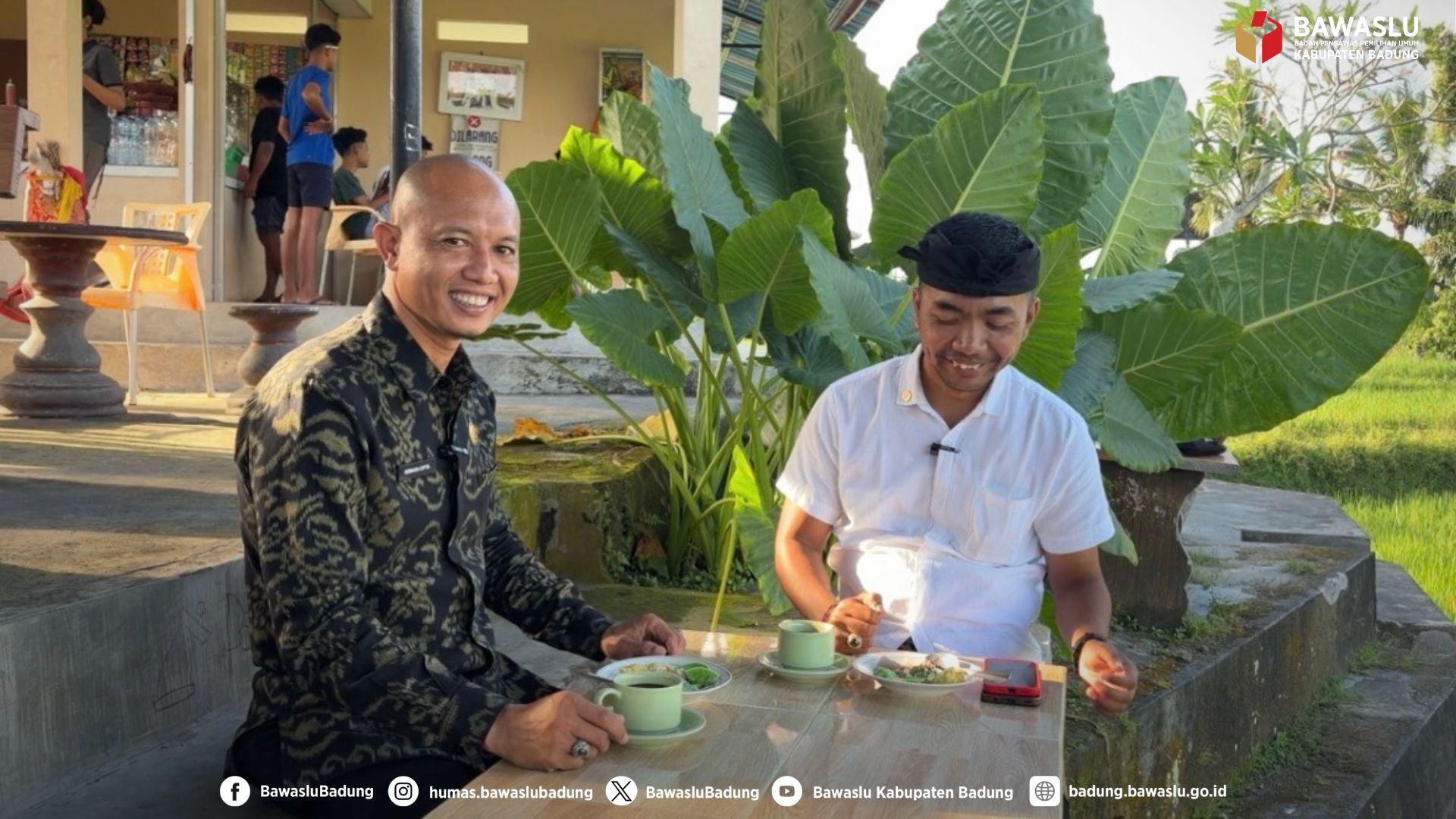 Ketua Bawaslu Badung, Semara Cipta (kiri) dan Pegiat UMKM Badung, Dewa Ardita (kanan) melaksanakan diskusi konsolidasi demokrasi