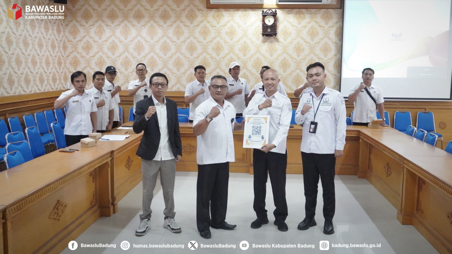 Foto bersama Pimpinan Bawaslu Kabupaten Badung dengan Perangkat Desa Pangsan pada Sosialisasi Netralitas Perangkat Desa (8/7/2026)