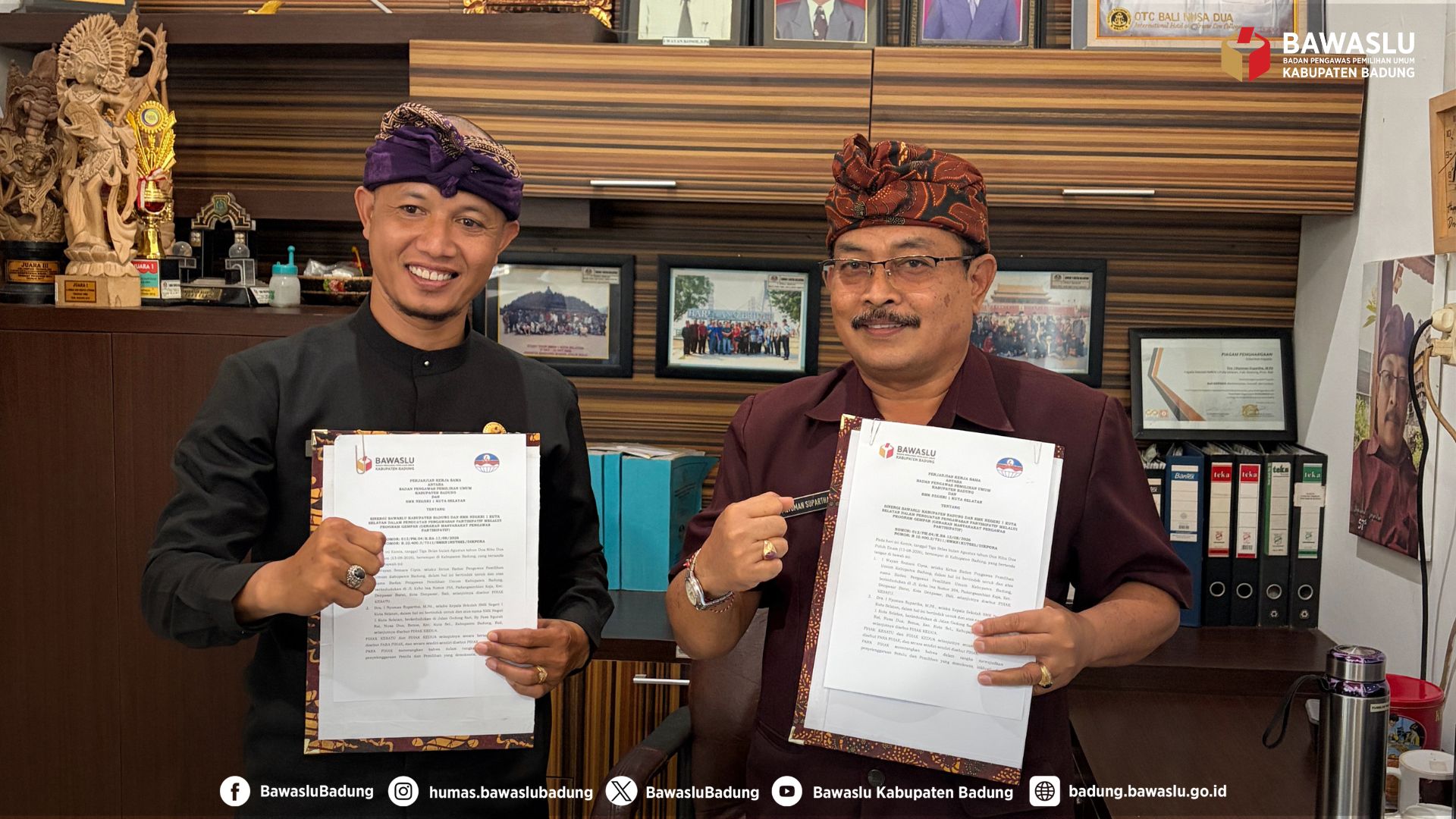 Foto Ketua Bawaslu Badung, I Wayan Semara Cipta (kiri) bersama Kepala SMK Negeri 1 Kuta Selatan (kanan) penandatanganan MoU GEMPAR, Kamis (13/8/2026)