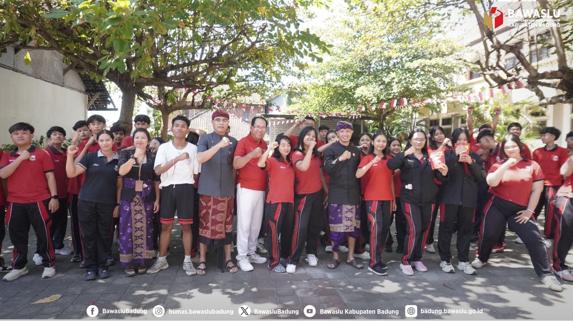 foto bersama siswa dan guru di SMA Dwijendra Bualu, Kamis (13 Agustus 2026)
