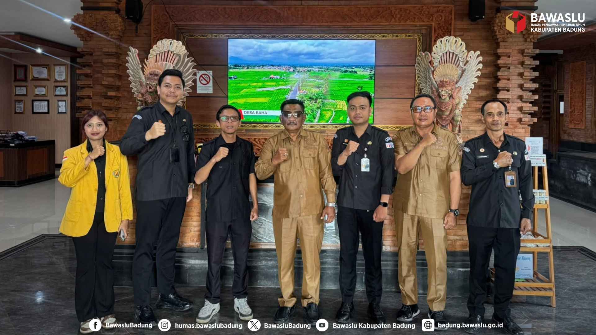 foto bersama bersama Perbekel Desa Gulingan, Senin (5 Oktober 2026)