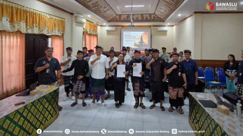 Foto bersama Bawaslu dengan Perangkat Desa Penarungan dalam MoU Program PEDESTAL (Perangkat Desa yang Netral)