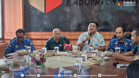 Rapat Pengelolaan Ketatausahaan dan Kearsipan Tahun 2026 yang digelar oleh Bawaslu Kabupaten Badung secara hybrid
