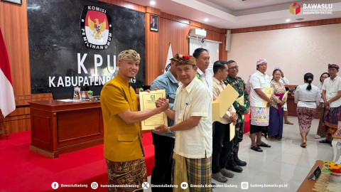 Ketua Bawaslu Kabupaten Badung, I Wayan Semara Cipta (kiri) menerima hasil Pleno PDPB Triwulan II Tahun 2026 dari Ketua KPU Badung, I Gusti Ketut Gede Yusa Arsana Putra (2/7/2026)