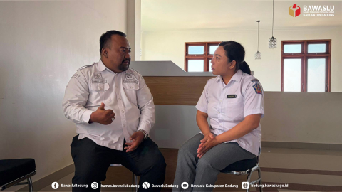 Anggota Bawaslu Kabupaten Badung, Rachmat Tamara (kanan) bersama Guru di SMKN 2 Kuta Selatan, Made Diah Ayu Lestari, S.Pd. (kanan) melaksanakan konsolidasi demokrasi, Rabu (19/8/2026)