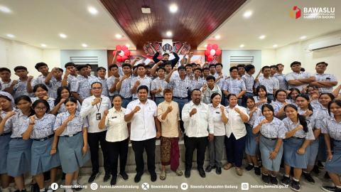 Foto Bersama usai kegiatan Sosialisasi Pengawasan Partisipatif (GEMPAR)