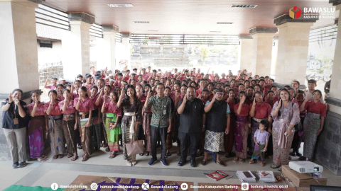 Sosialisasi pendidikan politik di SMPN 3 Petang, Kamis (22/10/2026)