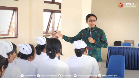 Anggota Bawaslu Badung, I Putu Hery Indrawan menjadi narasumber dalam Sosialisasi Pendidikan Politik di SMK Kesehatan Bali Khresna Medika, Rabu (28/10/2026)