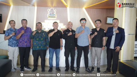 foto bersama Pimpinan Bawaslu Kabupaten Badung dan Dekanat FH Universitas Mahasaraswati, Jumat (30/10/2026)