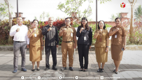Foto bersama sebelum proses Pemilihan Osis di SMAN 2 Abiansemal