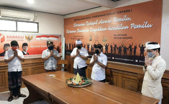 BALUTAN SEDERHANA DOA BERSAMA DAN POTONG TUMPENG