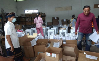 BAWASLU AWASI PACKING LOGISTIK PERLENGKAPAN PEMUNGUTAN SUARA DAN DISTRIBUSI LOGISTIK APD UNTUK PILKADA BADUNG TAHUN 2020
