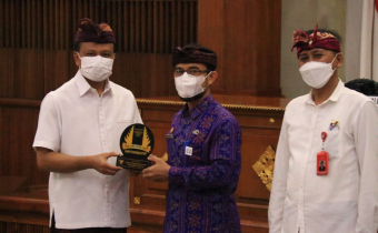 BAWASLU BADUNG RAIH PENGHARGAAN BADAN PUBLIK INFORMATIF
