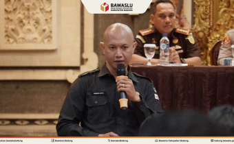 I Wayan Semara Cipta saat memoderatori acara Ikrar Netralitas Kepala Desa se-Badung