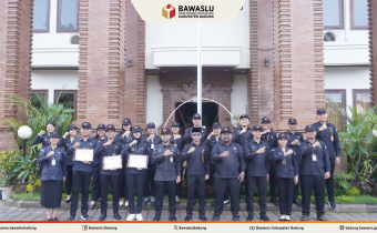 Foto Bersama Apel Senin Bersama 3 Staf Terbaik Bawaslu Badung
