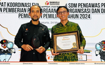 Ketua Bawaslu Badung dan Kepala Sekretariat Bawaslu Badung menerima Penghargaan