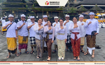 Foto bersama Panwaslucam se Badung di Pura Besakih