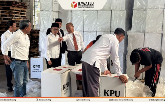 Ketua Bawaslu Badung menyaksikan Pengosongan Kotak Suara Pemilihan 2024