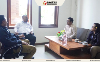 Anggota Bawaslu Kabupaten Badung, Rachmat Tamara menerima Audiensi dari Anggota KPU Badung