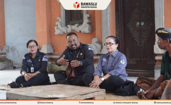 Anggota Bawaslu Kabupaten Badung, Rachmat Tamara sedang berbicara di hadapan para nelayan yang tergabung di kelompok Baruna II